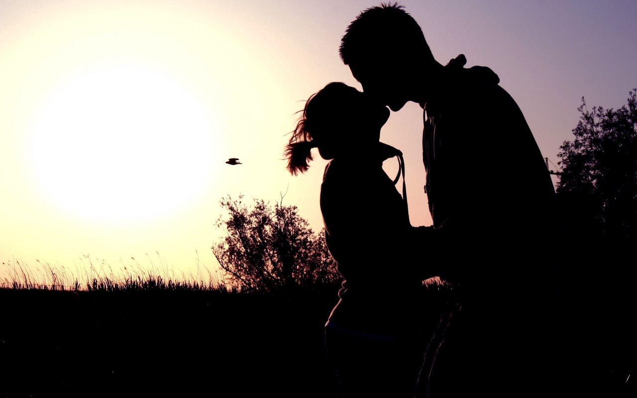 1280x800 Wallpaper couple, shadow, sunset, kissing, hugging, romance