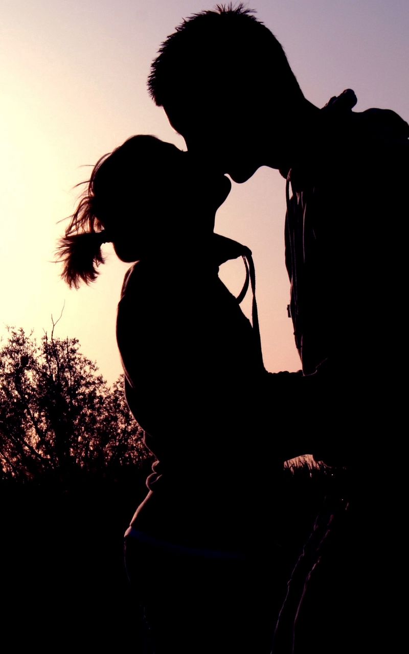 800x1280 Wallpaper couple, shadow, sunset, kissing, hugging, romance