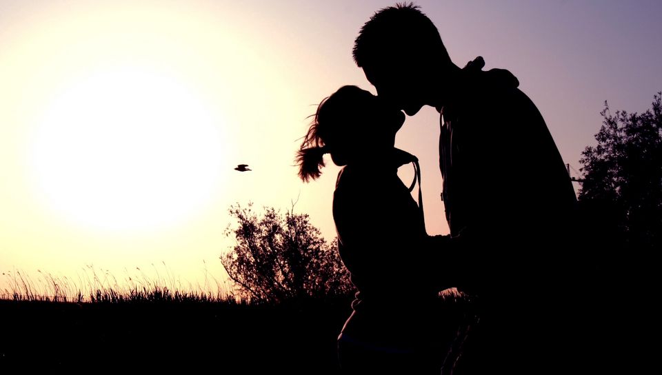 960x544 Wallpaper couple, shadow, sunset, kissing, hugging, romance
