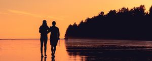 Preview wallpaper couple, shore, sunset, reflection, walk
