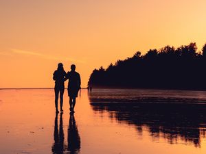 Preview wallpaper couple, shore, sunset, reflection, walk