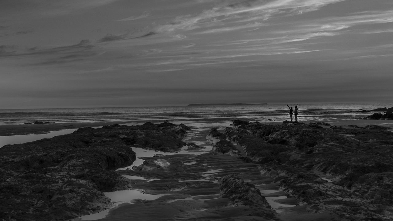 Wallpaper couple, silhouettes, coast, black and white