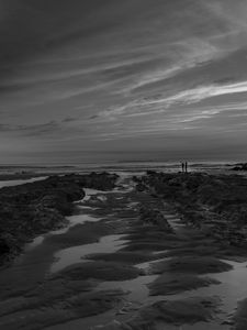 Preview wallpaper couple, silhouettes, coast, black and white