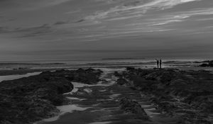 Preview wallpaper couple, silhouettes, coast, black and white