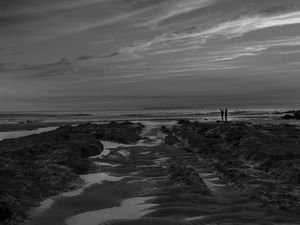 Preview wallpaper couple, silhouettes, coast, black and white