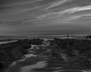 Preview wallpaper couple, silhouettes, coast, black and white