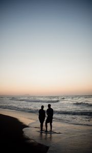 Preview wallpaper couple, silhouettes, coast, sea, twilight, dark