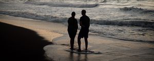 Preview wallpaper couple, silhouettes, coast, sea, twilight, dark