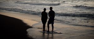 Preview wallpaper couple, silhouettes, coast, sea, twilight, dark