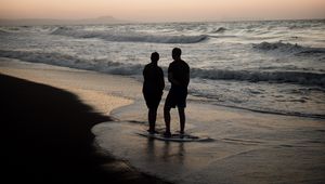 Preview wallpaper couple, silhouettes, coast, sea, twilight, dark