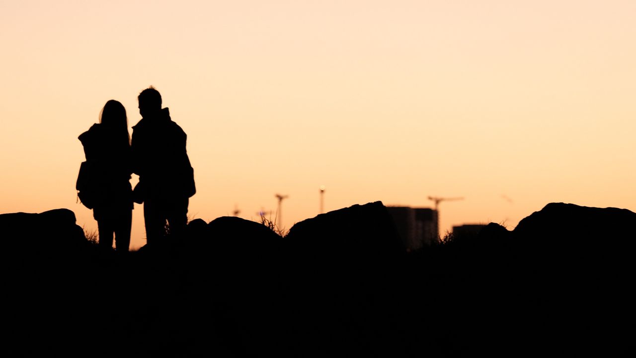 Wallpaper couple, silhouettes, dark, outlines, twilight