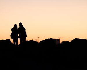 Preview wallpaper couple, silhouettes, dark, outlines, twilight