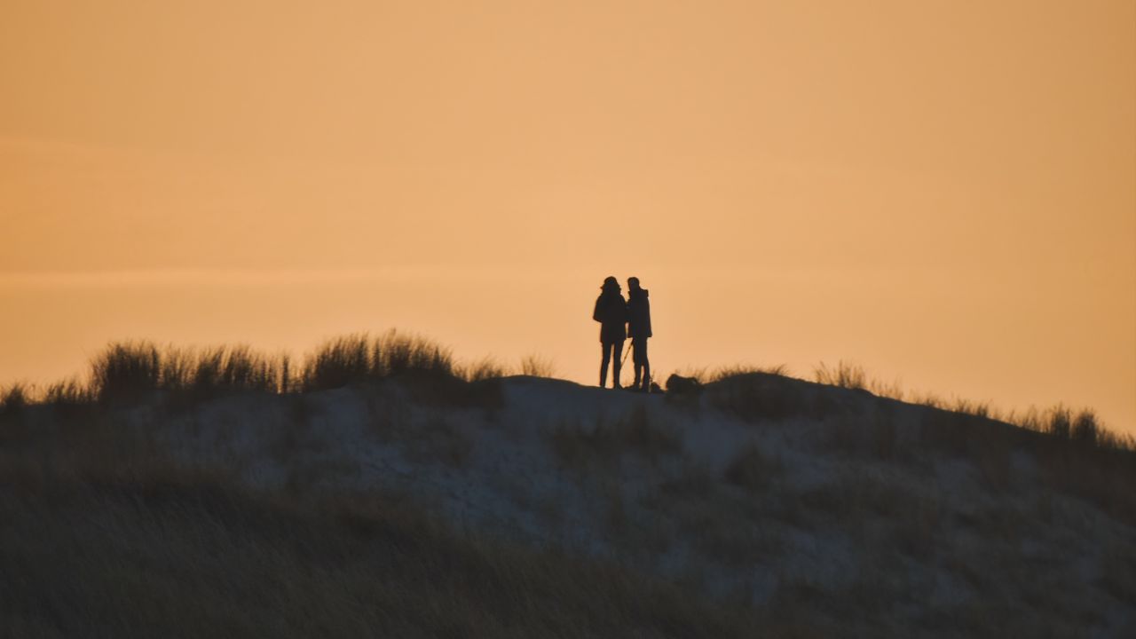 Wallpaper couple, silhouettes, hill, grass, evening