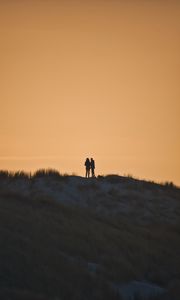 Preview wallpaper couple, silhouettes, hill, grass, evening