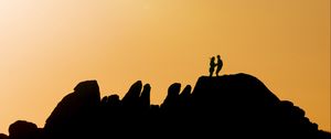 Preview wallpaper couple, silhouettes, hills, evening