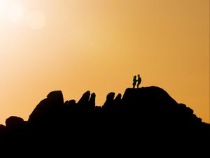 Preview wallpaper couple, silhouettes, hills, evening