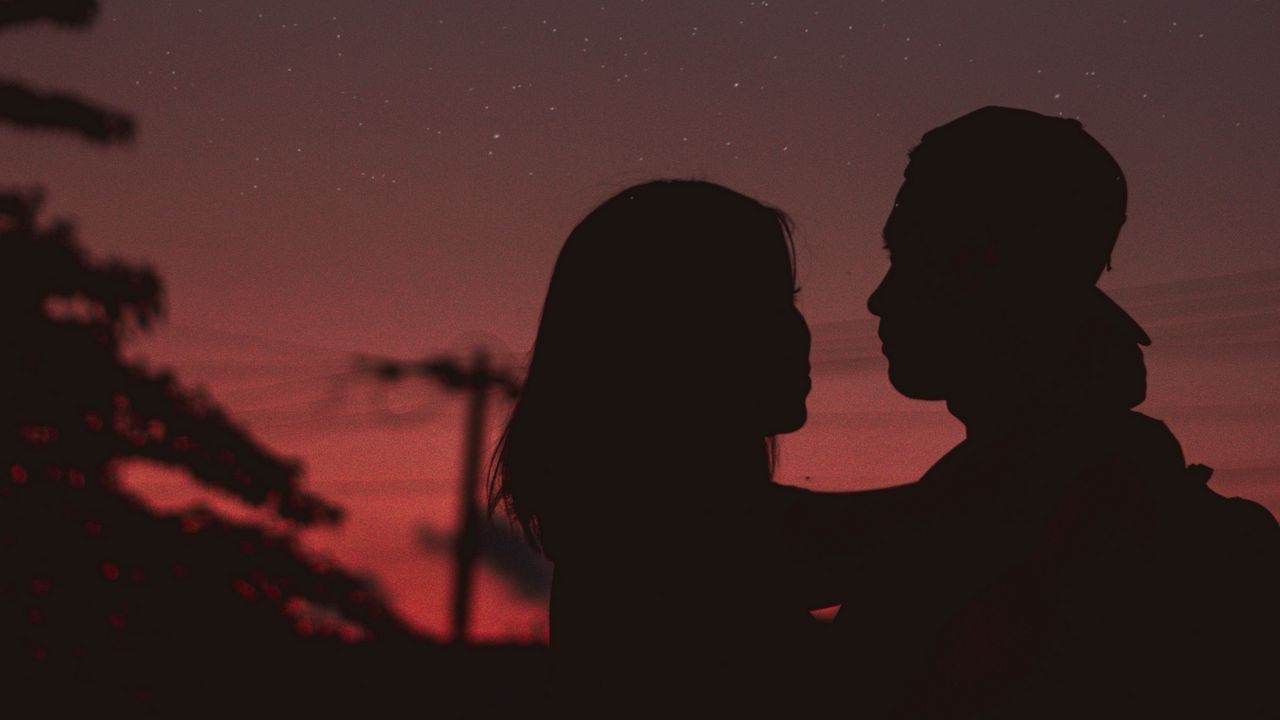 Wallpaper couple, silhouettes, hugs, night, starry sky