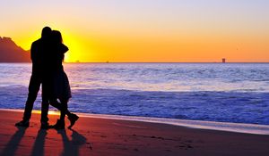 Preview wallpaper couple, silhouettes, hugs, love, shore, sunset