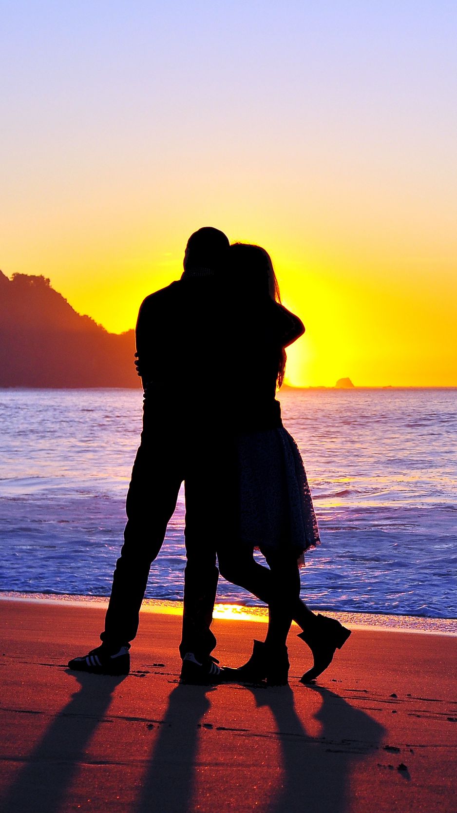 Download Wallpaper 938x1668 Couple Silhouettes Hugs Love Shore