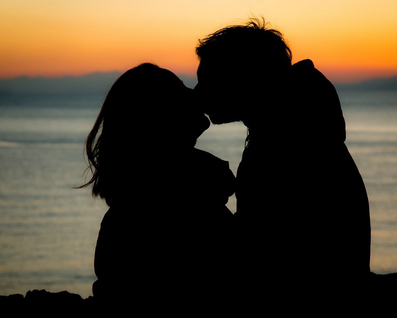 Download wallpaper 1280x1024 couple, silhouettes, kiss, love, romance ...