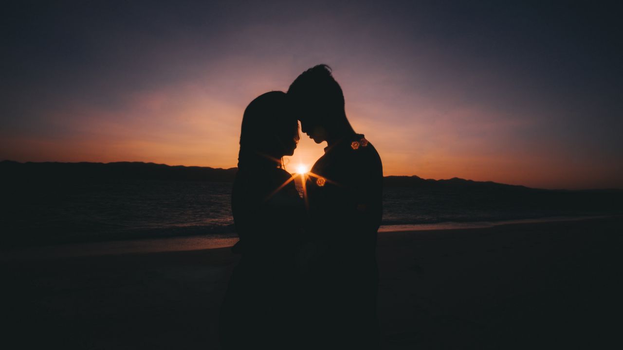 Wallpaper couple, silhouettes, love, sea, sunset, horizon