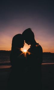 Preview wallpaper couple, silhouettes, love, sea, sunset, horizon