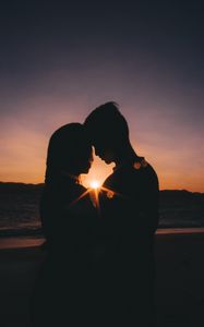 Preview wallpaper couple, silhouettes, love, sea, sunset, horizon