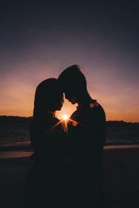 Preview wallpaper couple, silhouettes, love, sea, sunset, horizon