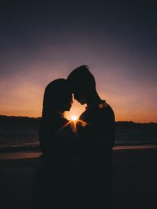 Preview wallpaper couple, silhouettes, love, sea, sunset, horizon