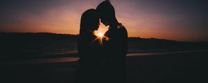 Preview wallpaper couple, silhouettes, love, sea, sunset, horizon