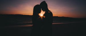 Preview wallpaper couple, silhouettes, love, sea, sunset, horizon