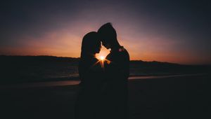 Preview wallpaper couple, silhouettes, love, sea, sunset, horizon