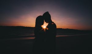 Preview wallpaper couple, silhouettes, love, sea, sunset, horizon