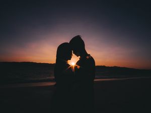 Preview wallpaper couple, silhouettes, love, sea, sunset, horizon