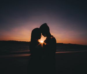 Preview wallpaper couple, silhouettes, love, sea, sunset, horizon