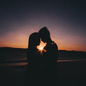 Preview wallpaper couple, silhouettes, love, sea, sunset, horizon