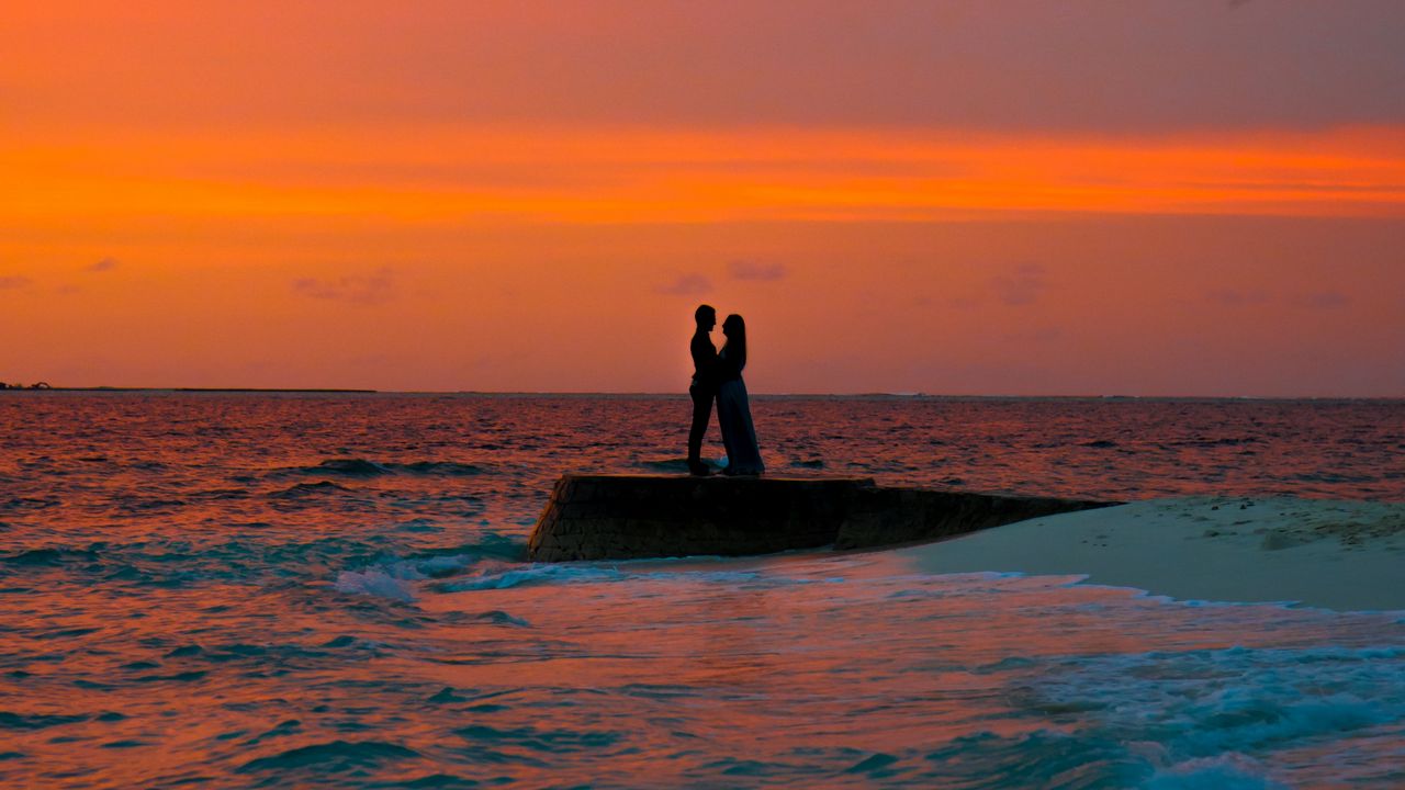 Wallpaper couple, silhouettes, love, sea, sunset, dark