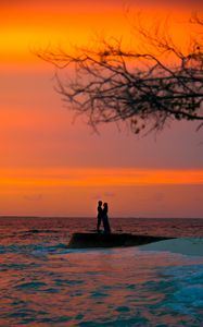 Preview wallpaper couple, silhouettes, love, sea, sunset, dark