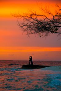 Preview wallpaper couple, silhouettes, love, sea, sunset, dark