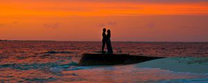 Preview wallpaper couple, silhouettes, love, sea, sunset, dark