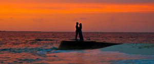 Preview wallpaper couple, silhouettes, love, sea, sunset, dark