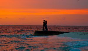Preview wallpaper couple, silhouettes, love, sea, sunset, dark