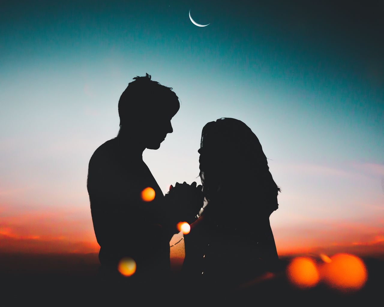 Download wallpaper 1280x1024 couple, silhouettes, night, love, sky standard  5:4 hd background