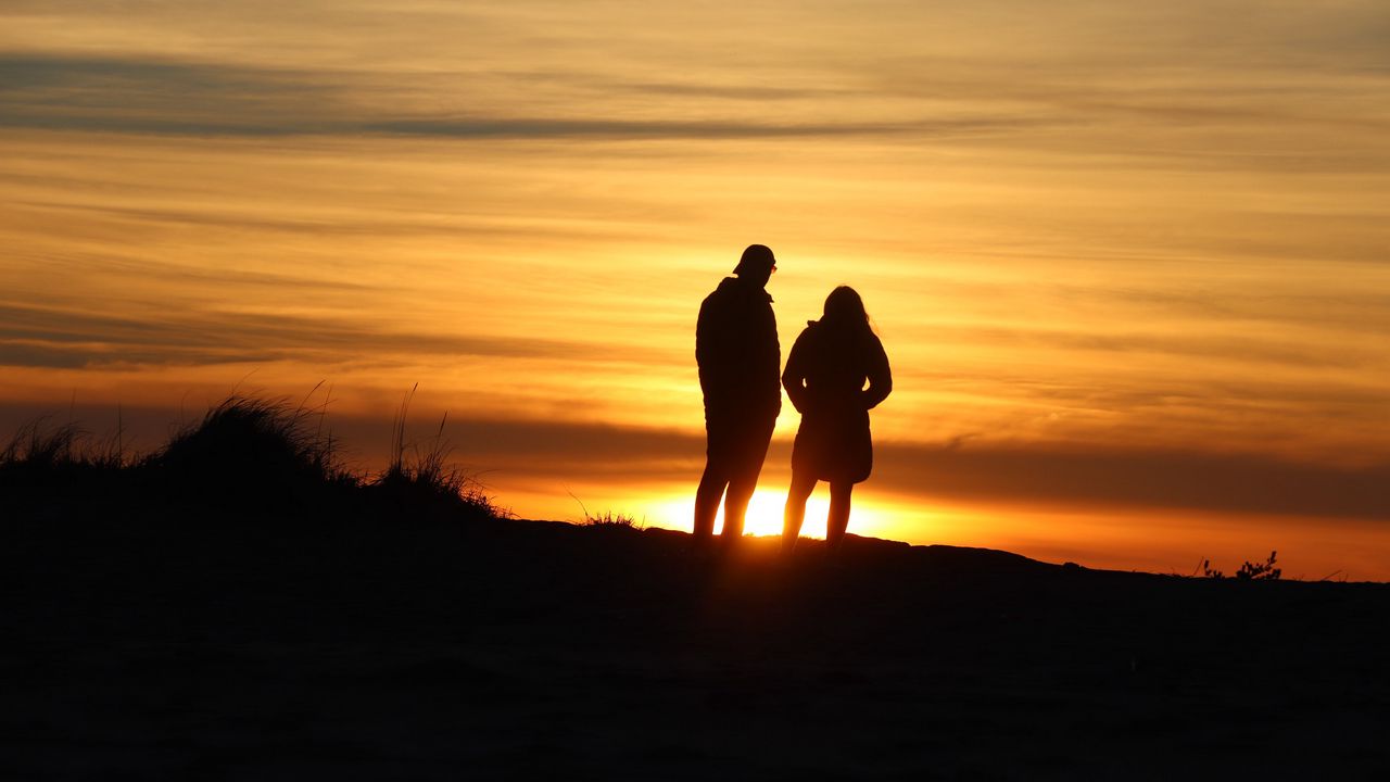 Wallpaper couple, silhouettes, outlines, sunset, dark