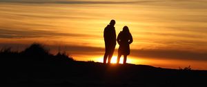 Preview wallpaper couple, silhouettes, outlines, sunset, dark