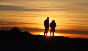 Preview wallpaper couple, silhouettes, outlines, sunset, dark