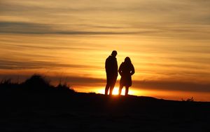 Preview wallpaper couple, silhouettes, outlines, sunset, dark