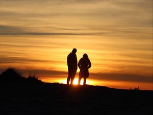 Preview wallpaper couple, silhouettes, outlines, sunset, dark