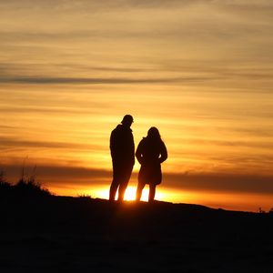 Preview wallpaper couple, silhouettes, outlines, sunset, dark