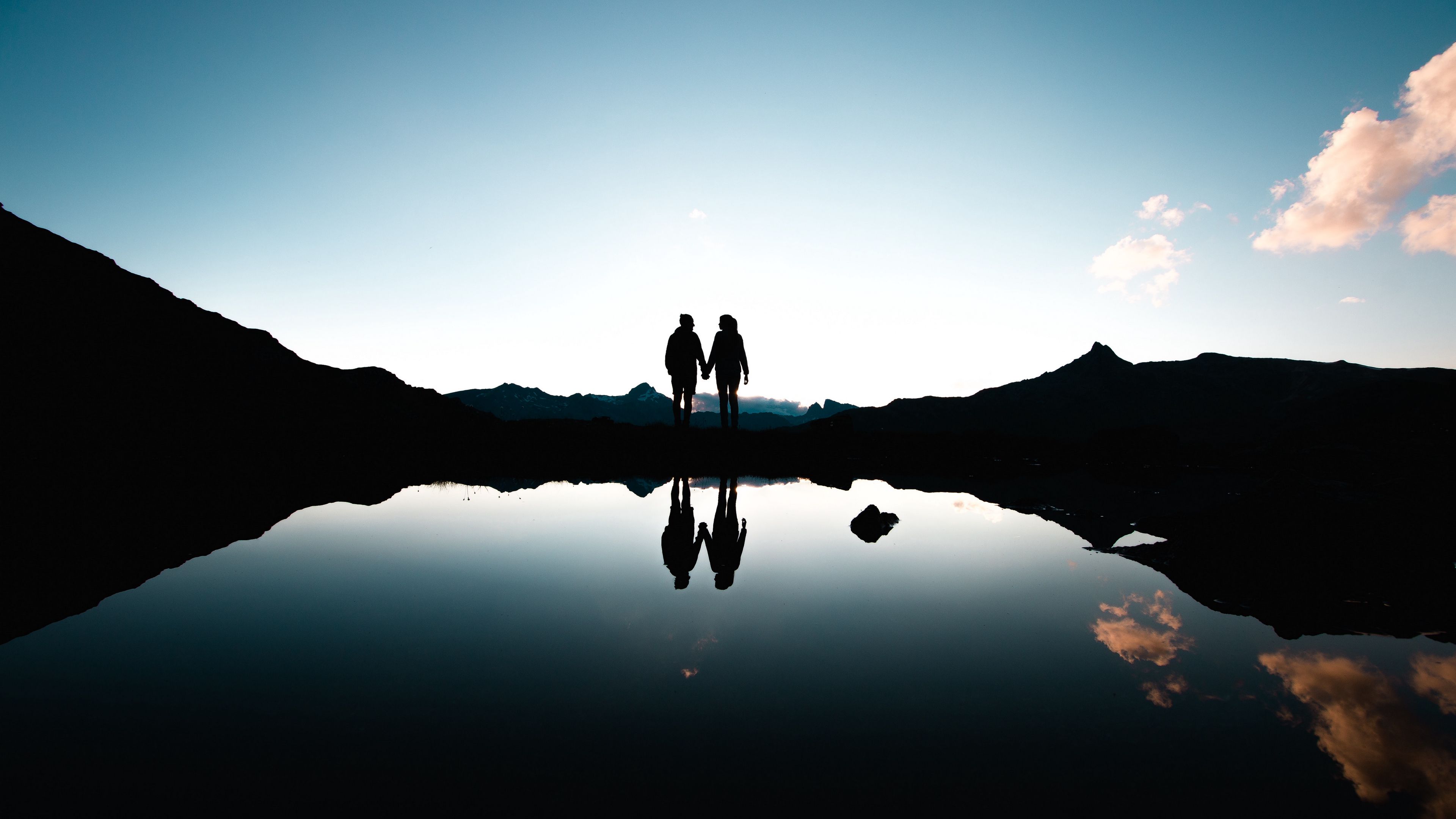 Download wallpaper 3840x2160 couple, silhouettes, reflection, sunset 4k